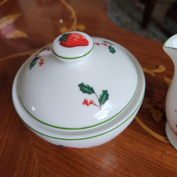 Holiday creamer and sugar set - Picture 4 of 6